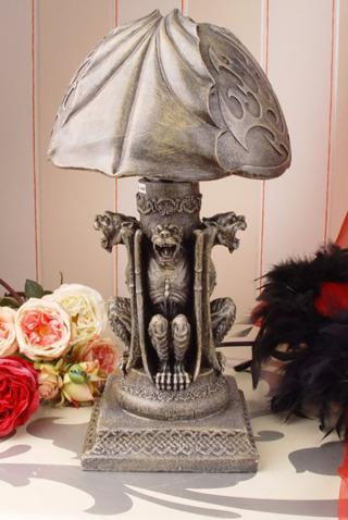 lampa z figurami gargulców w stylu fantasy