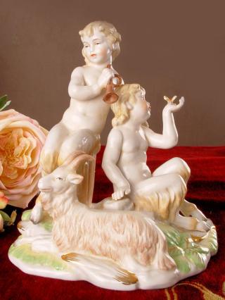 satyrowie porcelanowa figura w stylu barokowym